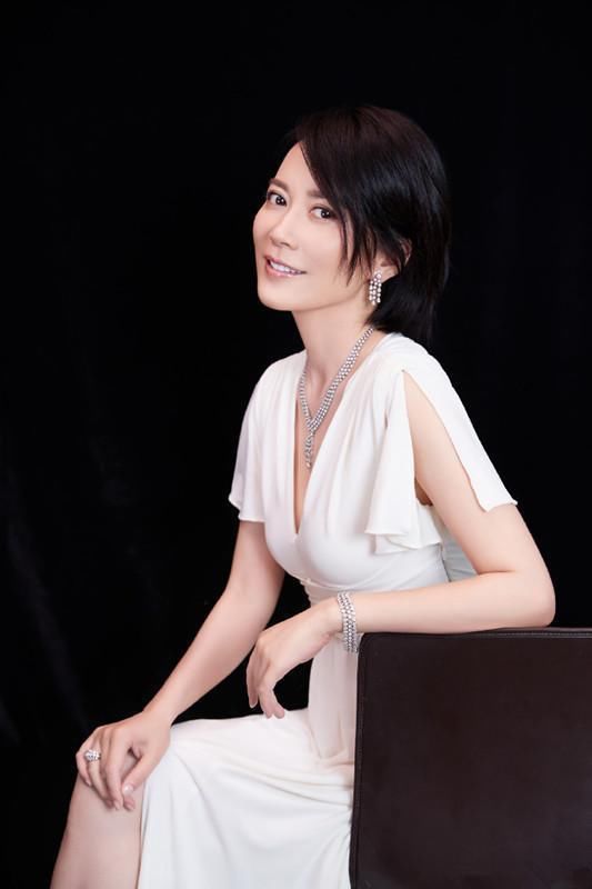 本以为高圆圆短发已经够美了，看到俞飞鸿才知道什么叫美得窒息!