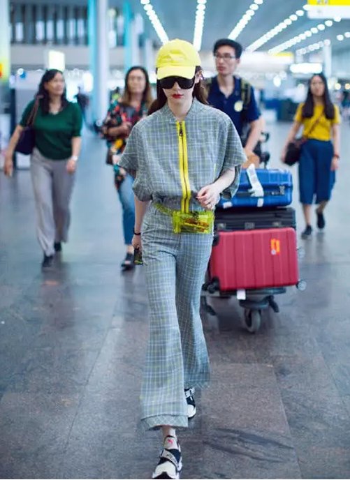 戚薇回国，腰上别了个透明的包，网友:里面的东西都看到了!