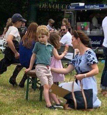 凯特王妃带儿女郊游, 小公主吃着冰激凌, 小王子扭头看远方