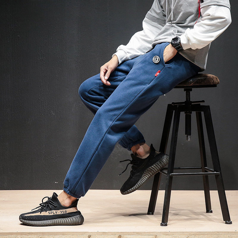 香 港出差!细看小伙子一个比一个精神，原来他们都不穿牛仔裤的