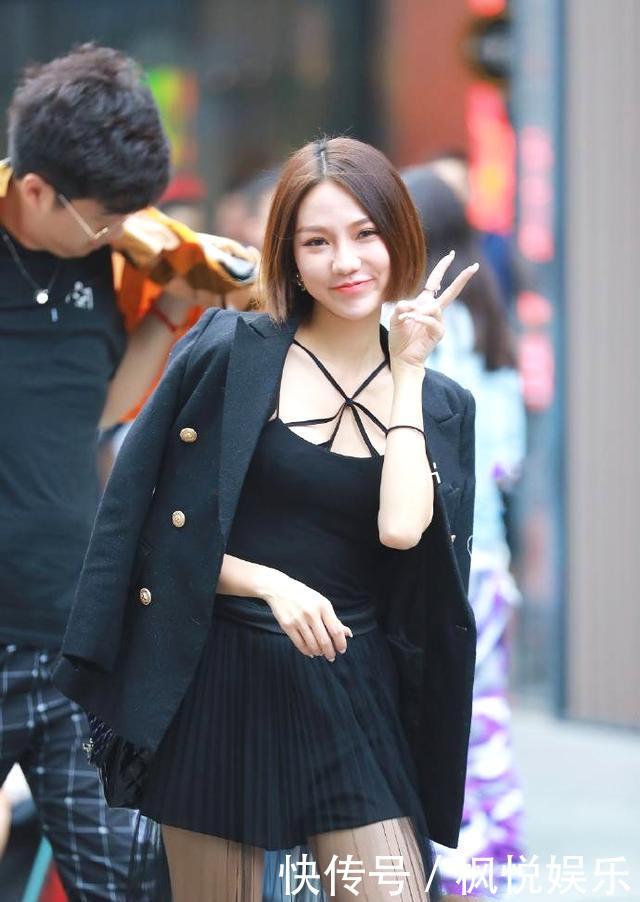 『 吊带装』柔美性感清新可爱，街拍：小姐姐“蜘蛛网”吊带装搭配黑纱裙