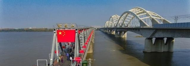 哈尔滨“国旗桥”上新闻联播,全国各地摄影师打卡“签到”