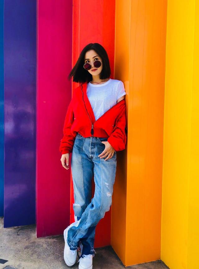 蔡卓妍字母T恤+吊带裙，回归青春美少女，网友：这次没得罪造型师