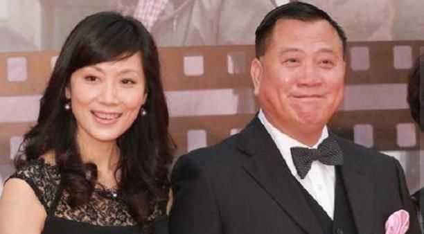  「老态」港星万梓良近况公开，皱纹白发尽显老态，与娇妻合照很幸福