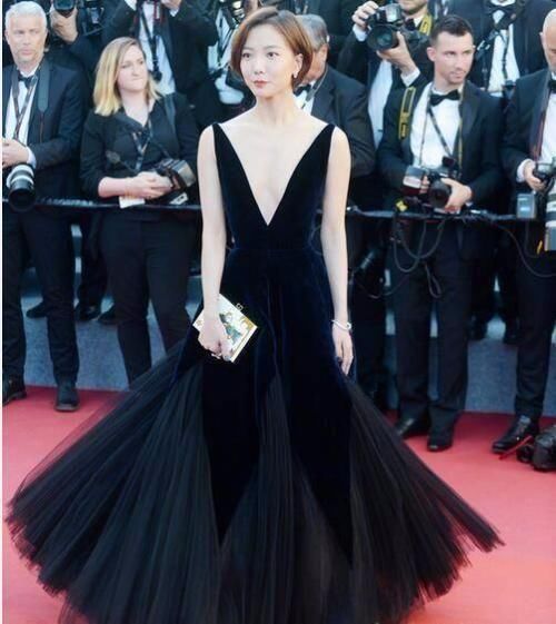 尴尬!王珞丹红毯被求婚，身穿白裙，好像婚纱!