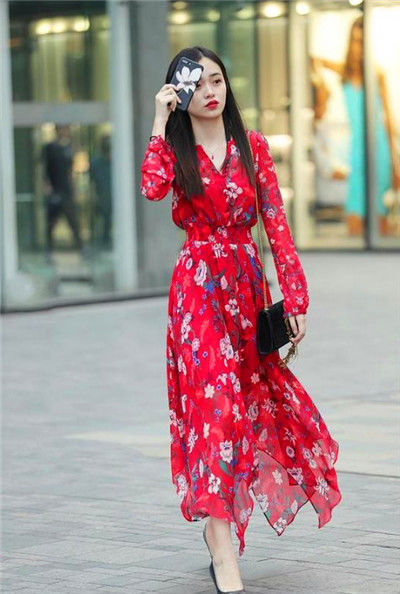 气质|街拍:小姐姐身穿吊带连衣裙,外搭件白色的开衫,显得气质更佳