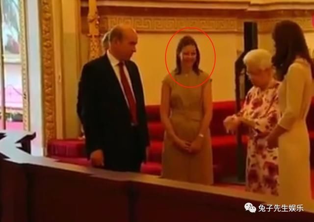 羡慕，女王陛下竟然这么宠爱孙媳，和凯特王妃一起选婚纱礼服！