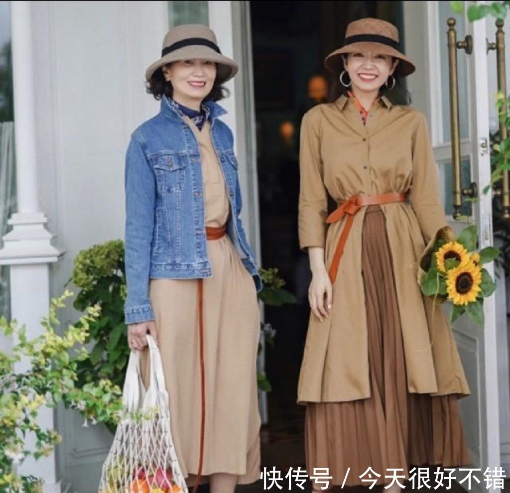 融入@丝巾与服饰的完美组合，细节融入造型，让你的春夏穿搭更迷人！