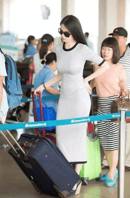 街拍：机场过安检遇到了美妇人，一副墨镜让她冷艳无比，高不可攀