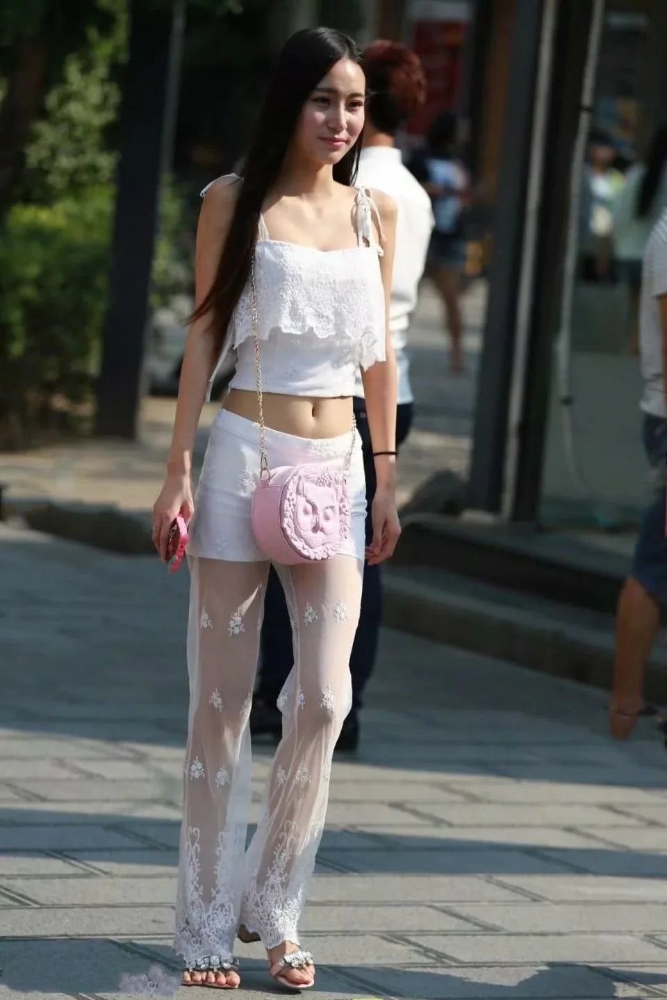 小姐姐这样的雪纺透明裤成为街道上的焦点，蕾丝抹胸装更是迷人性