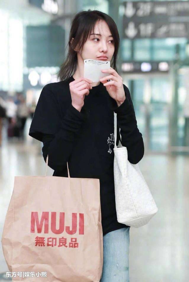 鞠婧祎机场无人识,素颜郑爽却被一眼认出 网友:关键看气质