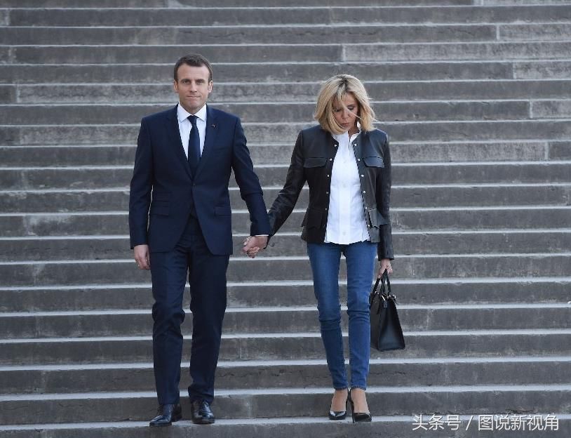 法国第一夫人不服老，穿12厘米高跟鞋显腿长，走路不便需人扶