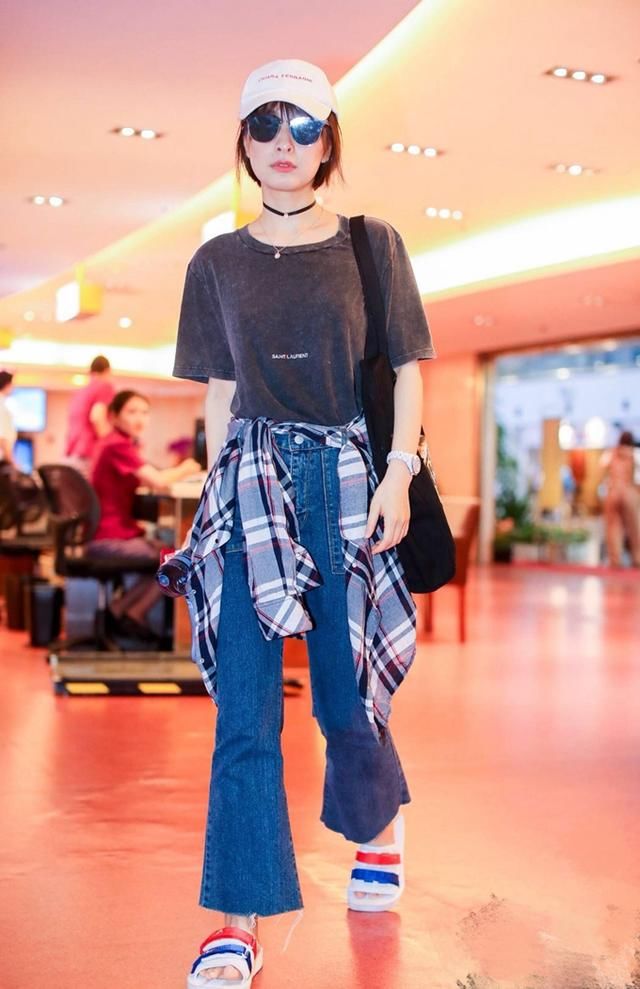 吴昕机场穿拖鞋，谢娜出席活动穿拖鞋，网友:明星的时尚看不懂!