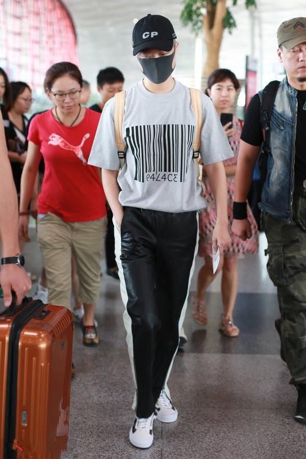 李宇春这“鞋跟”也是细的可怕?太拼了，隔着屏幕都感觉到脚疼!