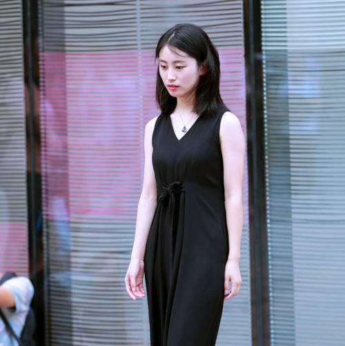 紧身牛仔裤展现美女那完美的曲线，散发着不一样的魅力，真好看！