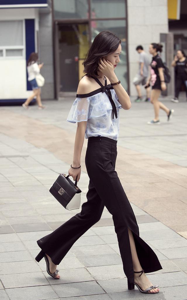 路人街拍：小姐姐大长裙秀出性感美腿，人比花娇令人心动