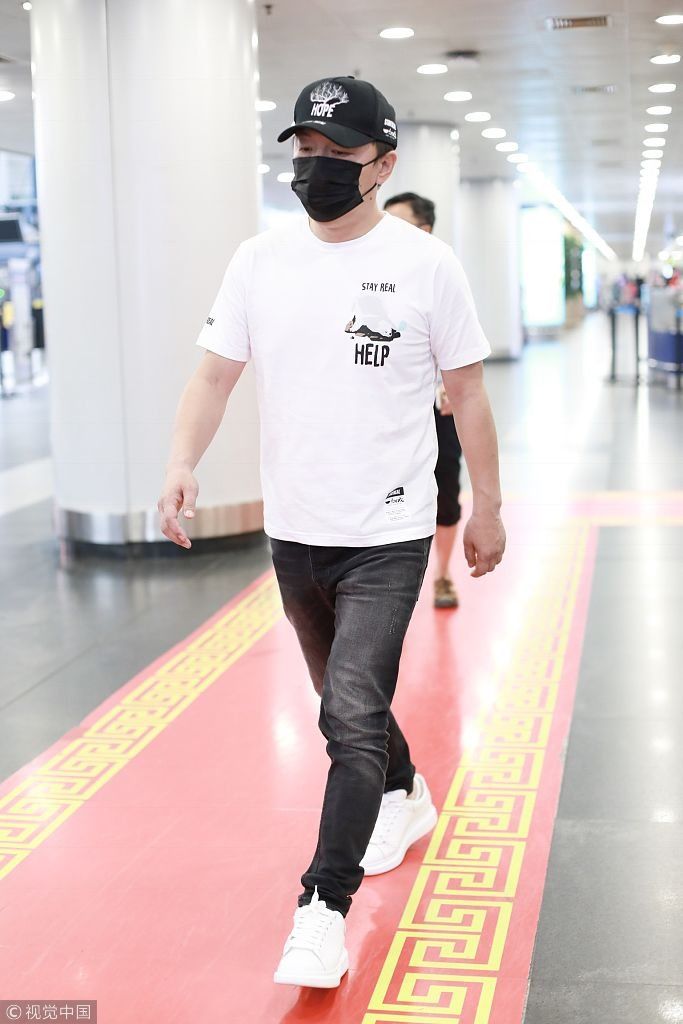 黄渤穿裹身仔裤被拍成一米四“小短腿”  口罩遮面不耽误插兜扮酷