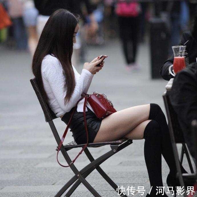 美女■美女穿过膝袜搭配包臀裤出街, 旁边的男人是她父亲吗,街拍