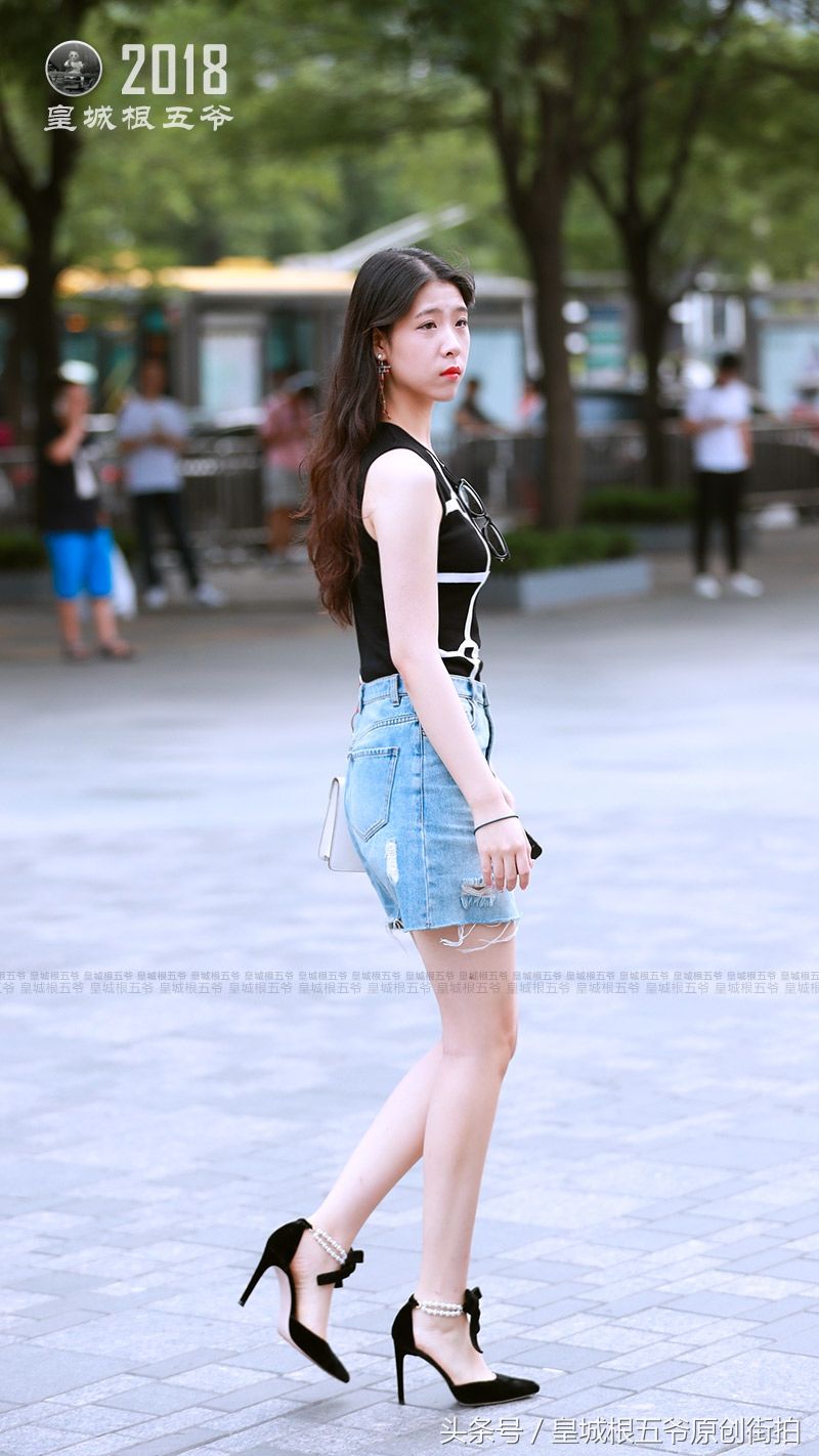 街拍:这样穿凸显身材和大长腿的同时，让你夏季也能够清爽出行