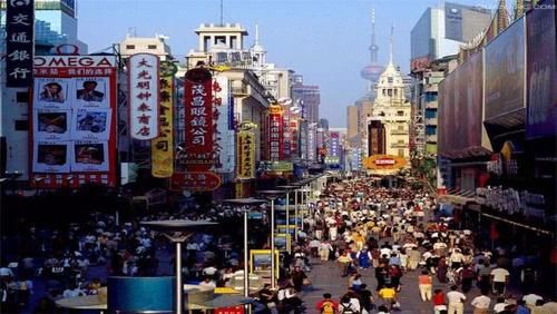上海最著名的步行街，游客常年不断，本地人却说只有外地人才去
