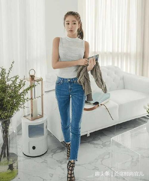 街拍：小姐姐紧身牛仔裤，秀出修长好身材！