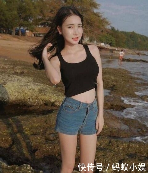  『美女』明媚动人的牛仔裤美女，尽显亭亭玉立的美感！