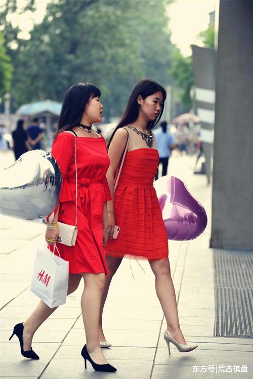 一对身材不同的闺蜜，她们穿着红裙，却搭配不一样的尖头细高跟鞋