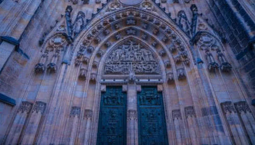 一千年才建成的这座教堂，装修富丽堂皇，素有“建筑之宝”的美誉