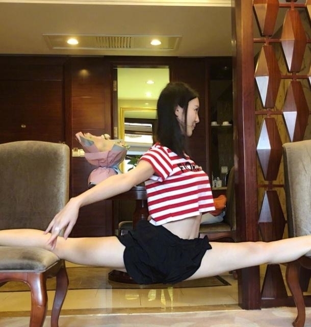 【 椅子】在椅子上劈叉,谁都不服就服她!,金晨决定让自己的腿高调一回