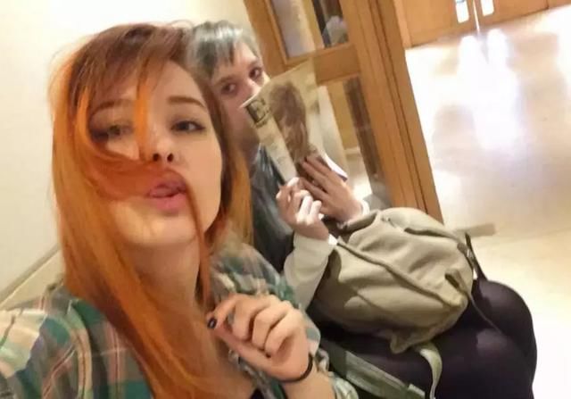 20岁女孩自学一年爱上“恐怖妆容”,没想到素颜的她却如此美丽