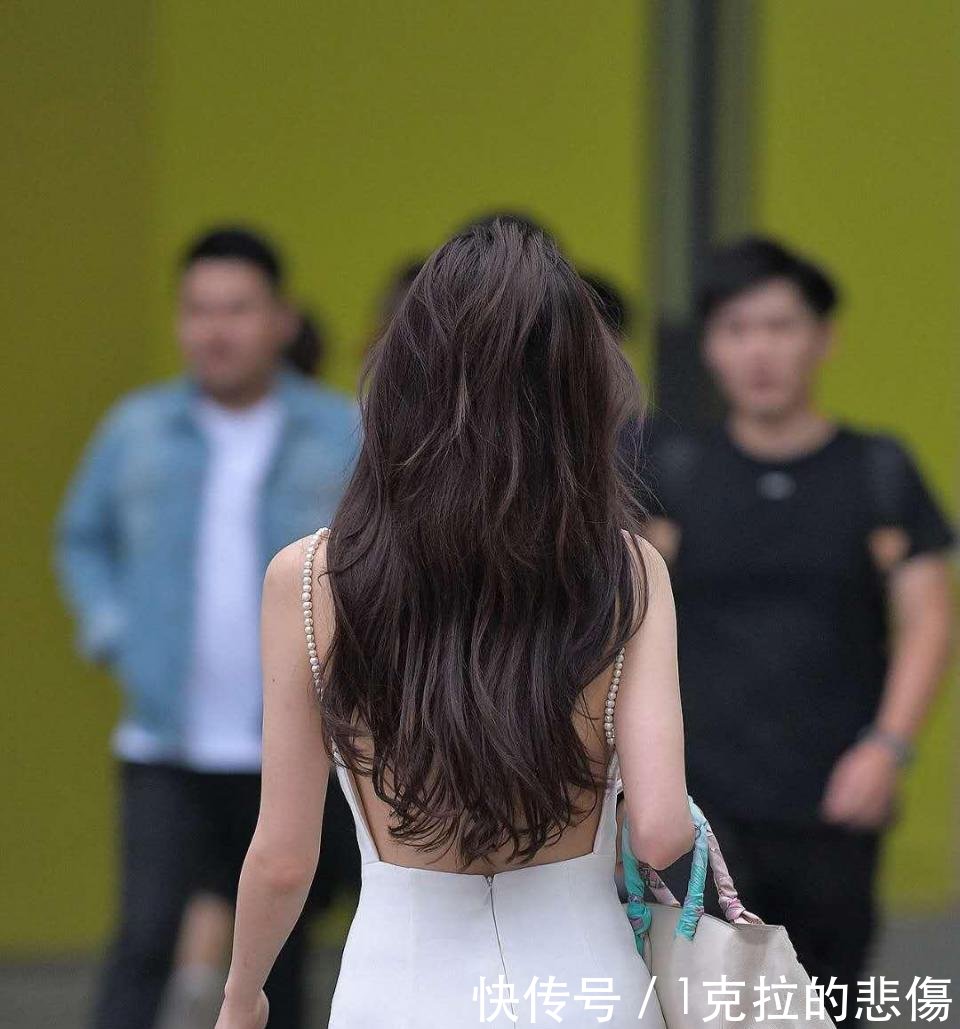 街拍 女神级小姐姐穿大露背连衣裙, 一转身杀伤力真的太大了!