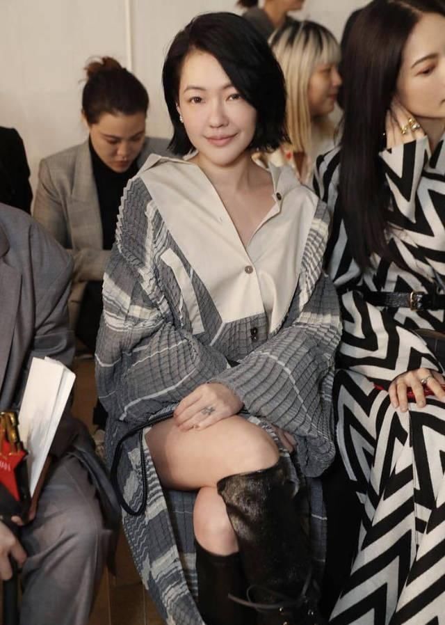  『长款外套』小S穿衣搭配真胆大，不对称上衣外套配高筒靴时髦洋气，魅力十足
