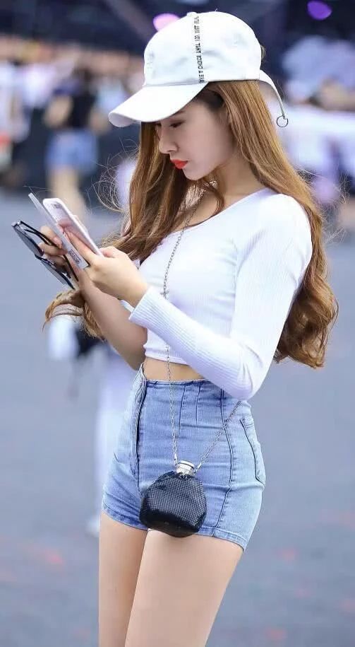 街拍:戴帽子的小姐姐单肩T恤,身材报表!