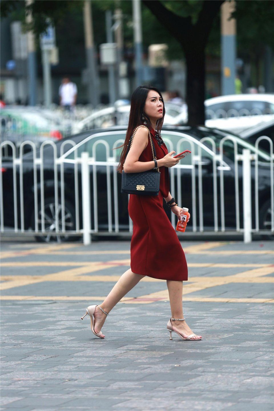 小姐姐穿高跟鞋逛街是不是很累啊