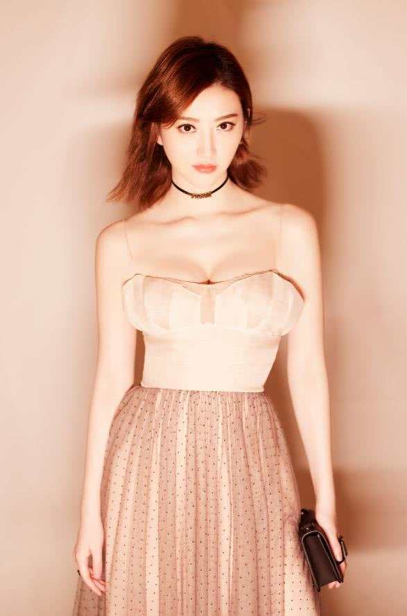 景甜失策了, 吊带裙性感却显身材臃肿, 网友: 都是衣服惹的祸!