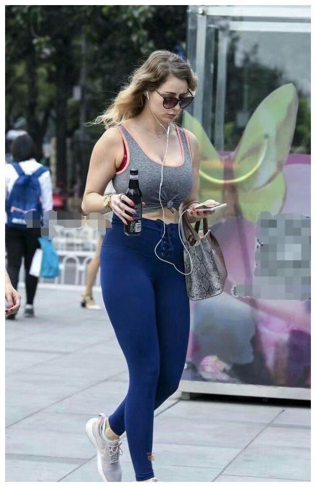 街拍：图二清新的穿搭，秀出“小蛮腰”，散发出女神气质！