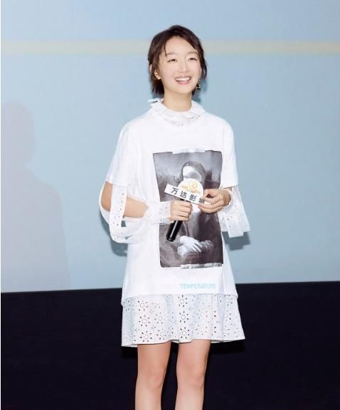 周冬雨身穿荷叶领裙，丝毫不输有颜有身材的景甜，选对衣服很重要