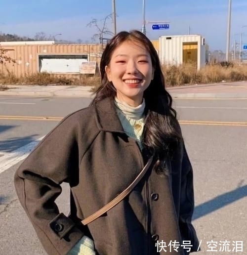  加上：有种网红搭配叫“治愈针织衫”火了，再加上一个笑容，男神都心动