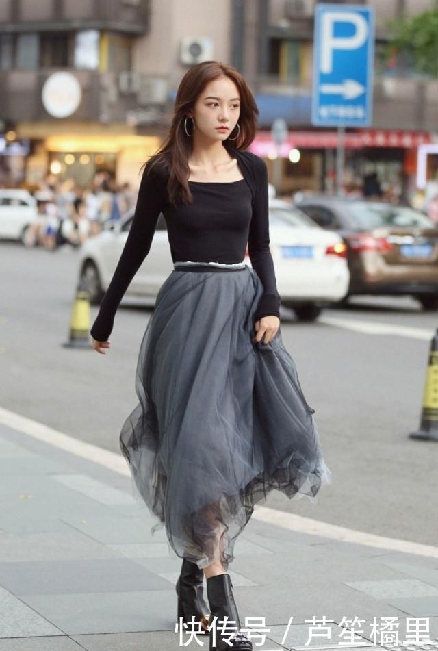  #身材#路人街拍，小姐姐穿粉红色的百褶连衣裙，十分漂亮