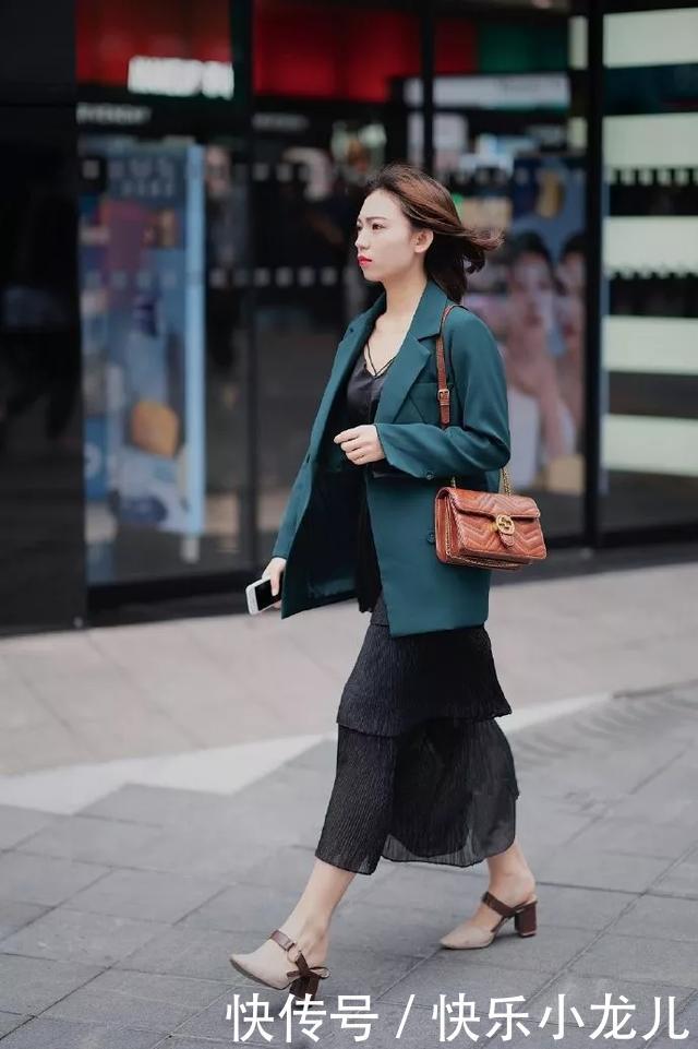 『西装外套』街拍：美女踩着一双尖头的高跟鞋走在路上，显得更加的摩登