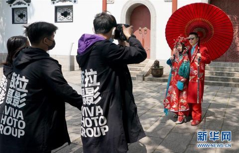  「复苏」武汉婚纱照开始“复苏”