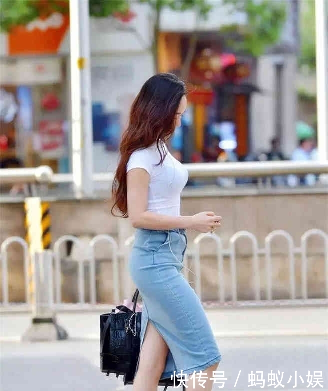  『雅致』美女街拍：小姐姐的清新装来袭，基础款简单雅致，美丽又显时尚感