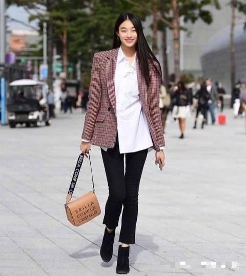 「女人」看完韩国时装周街拍,才明白会穿的女人,都离不开这些穿搭套路