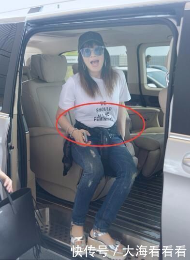 钟丽缇腿本来就粗，还穿白色紧身裤，在陈若仪衬托下，更粗壮了！