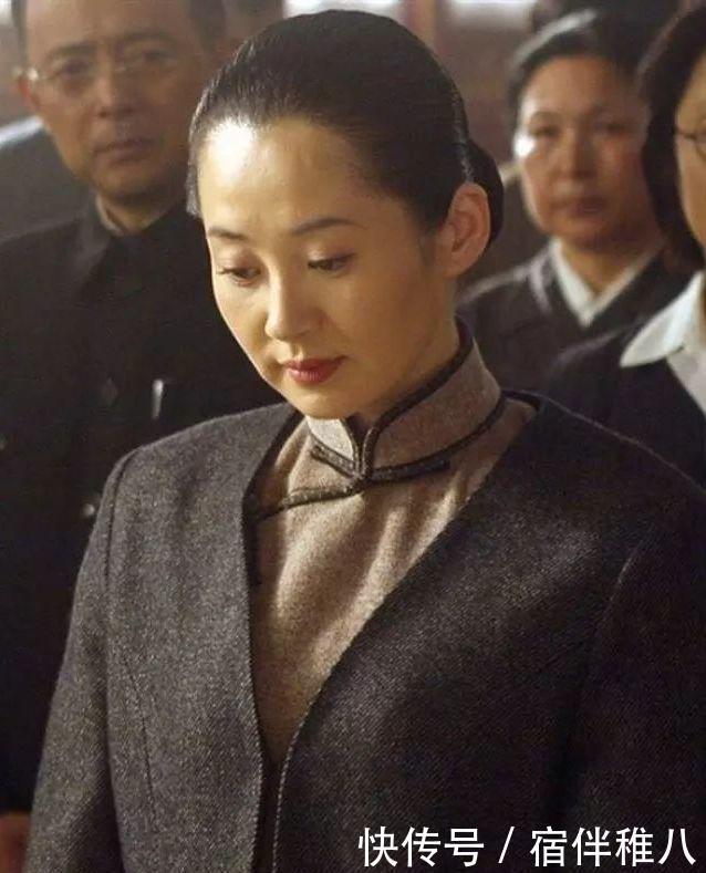 「针织衫」51岁许晴太会穿,针织衫轻松穿出高级感,22年前的造型现在仍流行