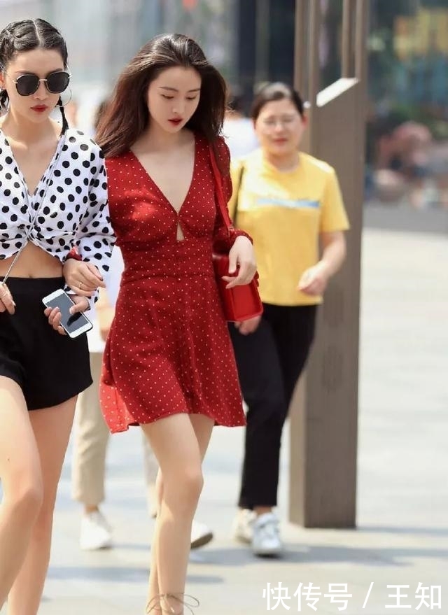  「红色」街拍：美女一双绑带的高跟凉鞋，让她走路的姿态也显得优雅，时尚靓丽