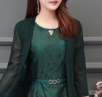 还没有到60，别穿妈妈装!洋气又耐看的“减龄装”，美嫩像朵花