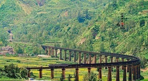  「鸣笛」中国最悲壮的大桥，每次火车经过时，都要鸣笛30秒，只