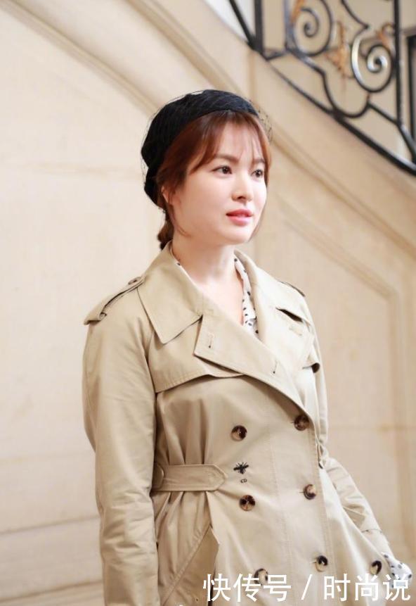 章泽天与宋慧乔同台，两个人看起来淑女又美丽，真是难分伯仲！