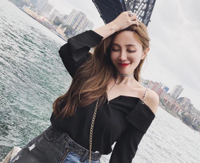 街拍：时尚电眼高跟女郎，穿单肩连衣裙，彰显性感好身材！